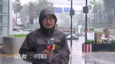 记者被台风吹到模糊