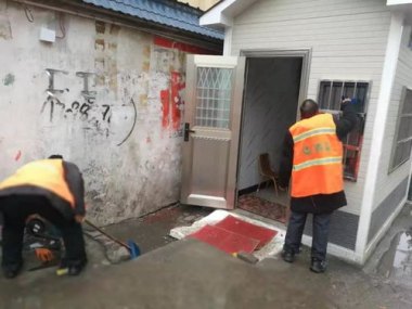 村干部回应公厕建而不用系工作失误
