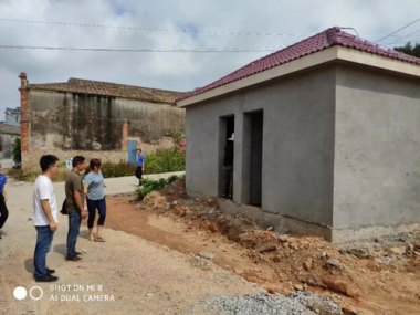 村干部回应公厕建而不用系工作失误