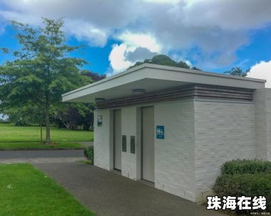 村干部回应公厕建而不用系工作失误