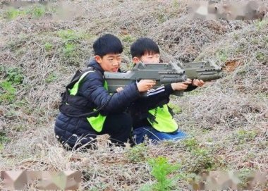 玩真人CS坠亡男孩母亲发声