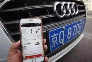 奥迪泡水车主淡定坐公交站台办公