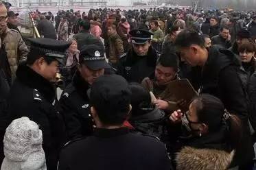 大爷大娘排队贴摘豆角甲片 大爷大娘排队贴摘豆角甲片