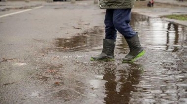 男子雨天穿洞洞鞋蹚水感染丹毒