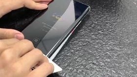 华为手机胶膜怎么换
