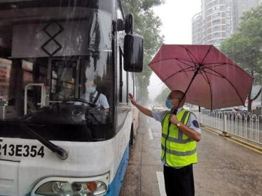 呼和浩特公交因降雨全线停运？假