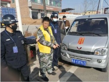 男子打砸车辆 警方：其未持有爆炸物