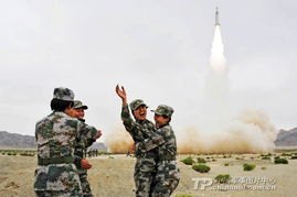 柬埔寨士兵赤裸上身发射火箭弹