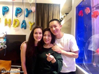 47岁元斌与妻子现身美术馆