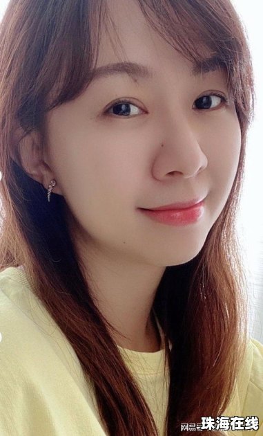 47岁元斌与妻子现身美术馆