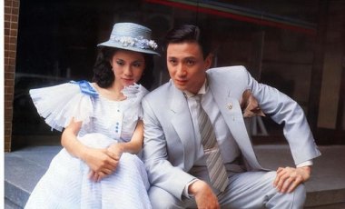 47岁元斌与妻子现身美术馆