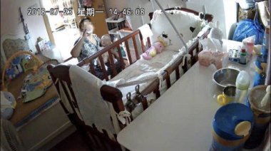 婴儿育婴馆洗澡时摔下1米多高操作台