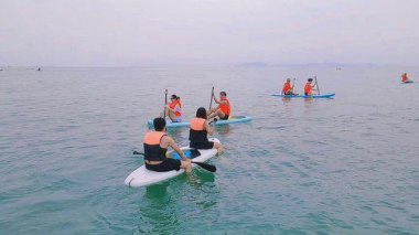 深圳一海滩现“作弊式”赶海