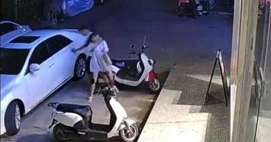 女生凌晨未接挪车电话 车子被砸