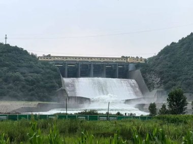 北京密云暴雨引发洪水 有村庄被淹