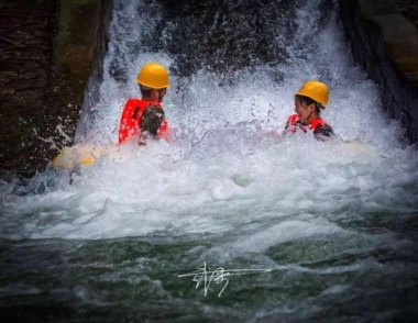 “窝囊漂流”一天卖出门票近40万元 “窝囊漂流”一天卖出门票近40万元