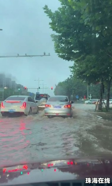 #暴雨中的北京打工人有多拼#