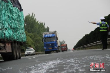货车散落10余袋钉子 80多辆车被扎