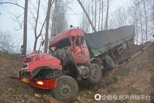 货车散落10余袋钉子 80多辆车被扎