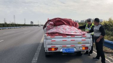 货车散落10余袋钉子 80多辆车被扎
