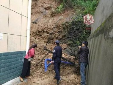 派出所政委被卷入洪水 喊话先救群众