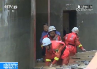 派出所政委被卷入洪水 喊话先救群众