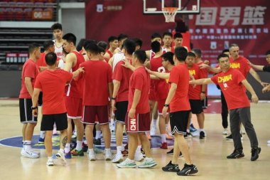 中国男篮热身赛险胜波黑队