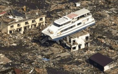 日本海啸来袭 居民跑向避难所