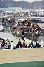 海啸抵达日本：民众挤满屋顶