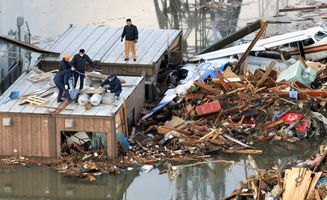 海啸抵达日本：民众挤满屋顶