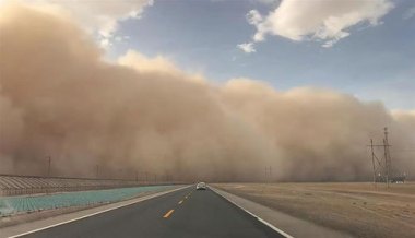 沙尘暴突袭甘肃：百米高沙墙扑向公路