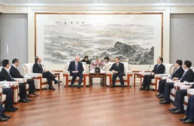 美企高管访华 排队同中方握手