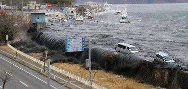 日本女子躲海啸驾车从30米悬崖坠亡