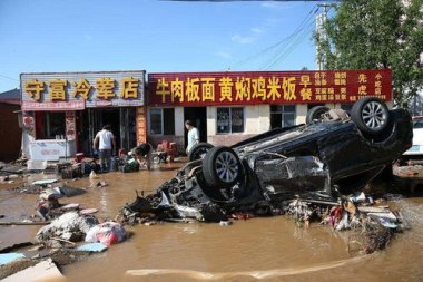北京密云洪灾 老人8万现金被冲走