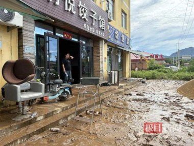 北京密云洪灾 老人8万现金被冲走
