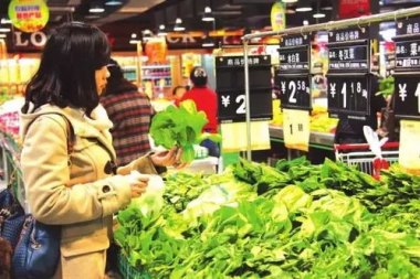 上海卖菜网红回应摆摊被劝离