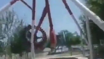 沙特游乐场“大摆锤”突然断裂