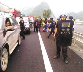 警方通报男子遭奔驰司机亮证逼让路