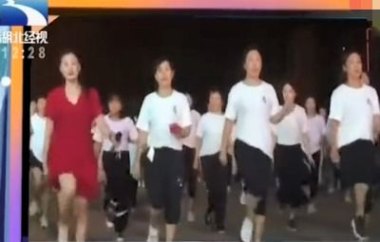 女子报警硬刚清晨5点广场舞