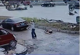 男子称遭奔驰司机“亮证”逼迫让路