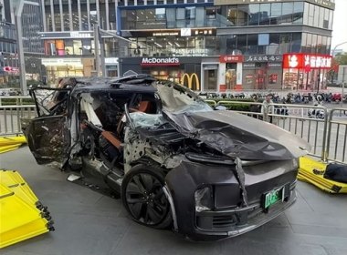 理想i8撞8吨重卡 究竟谁“翻车”了
