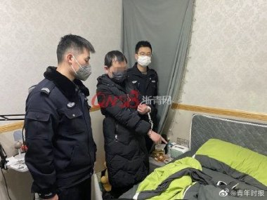 男子穿女装进店盗窃偷走两双黑丝袜