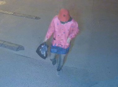 男子穿女装进店盗窃偷走两双黑丝袜
