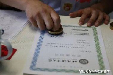 高考生收到两个大学的录取通知书