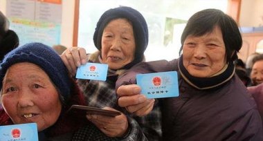 阿姨退休后秒退几十个群手机都变轻