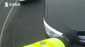 女子称充电不久就被邻车抢走充电枪 女子称充电不久就被邻车抢走充电枪