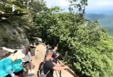 景区游客坠崖身亡：坐栏杆上不慎后仰
