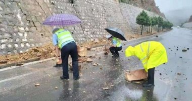 五台山突降暴雨 车辆被冲走