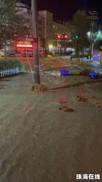 五台山突降暴雨 车辆被冲走