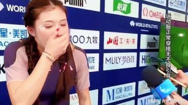 吴艳妮夺冠后向现场观众比心鞠躬